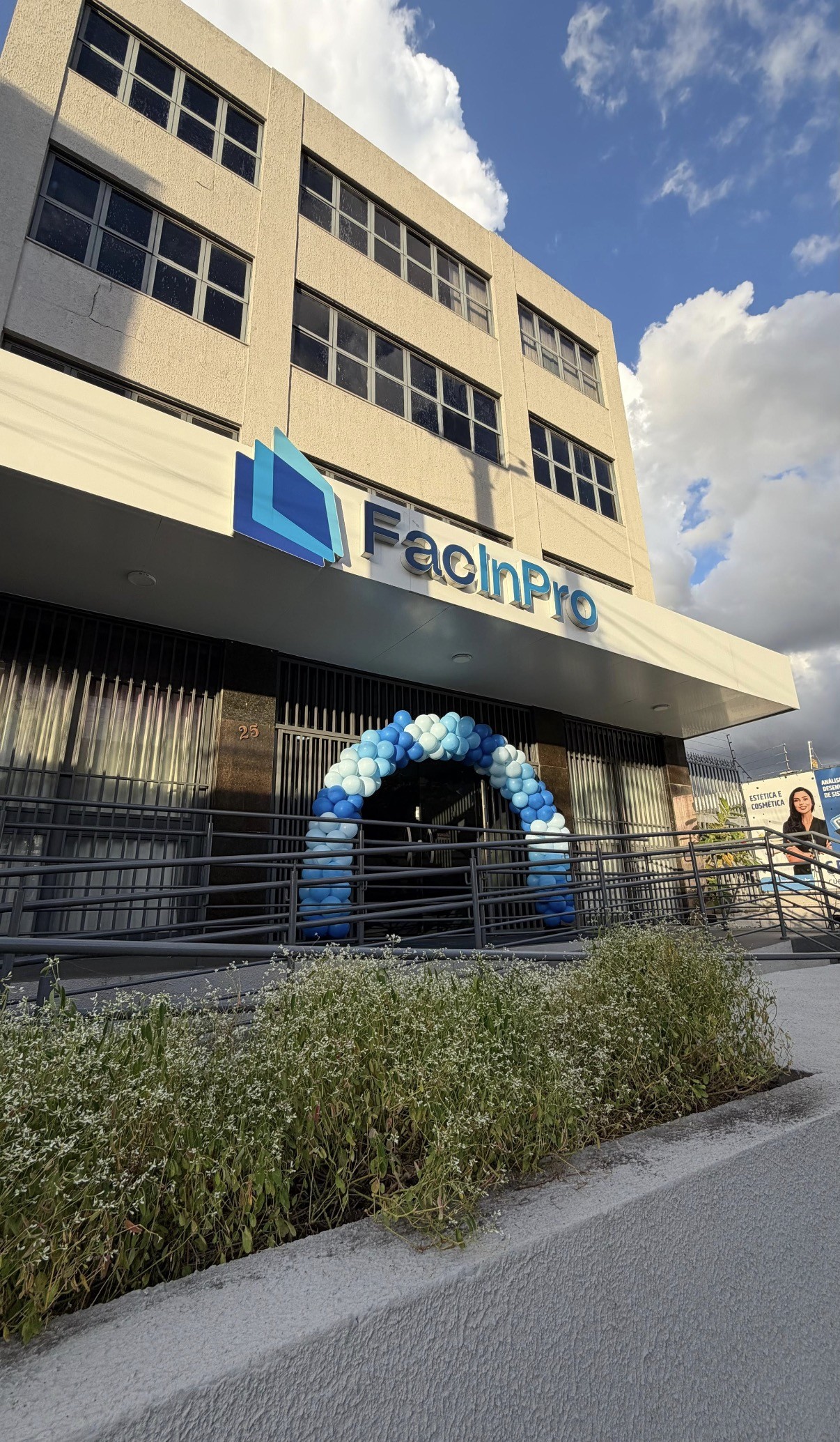 Clínica-escola da FacInPro equipada para aulas práticas com pacientes reais