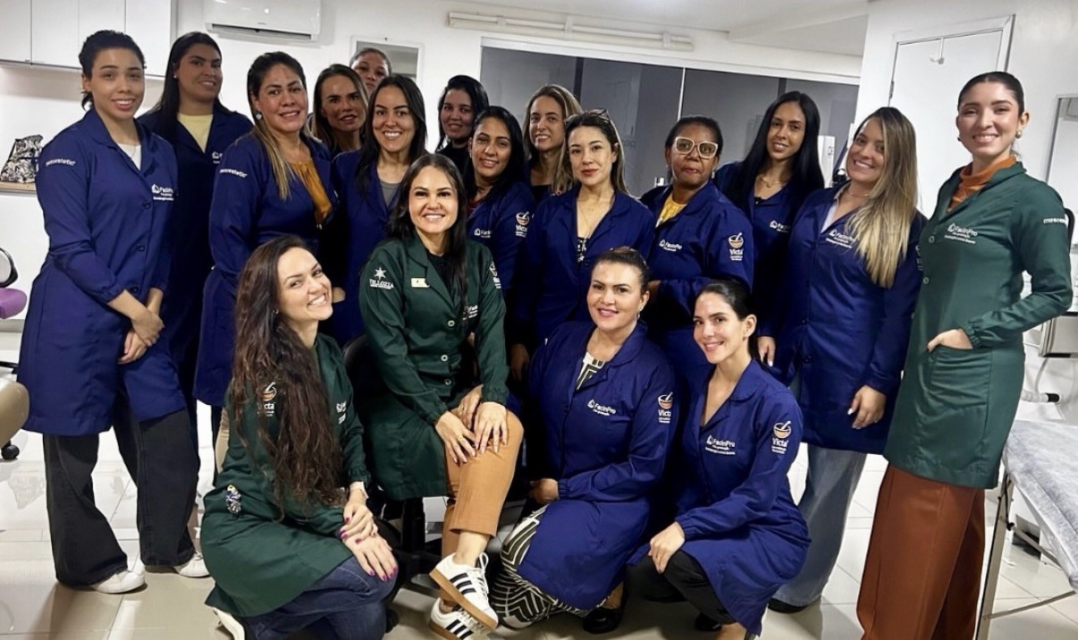 Turma presencial de alunos da Pós-Graduação em Estética Avançada reunida na unidade de Belo Horizonte
