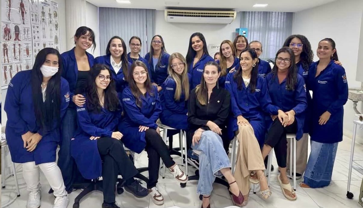 Turma presencial de alunos da Pós-Graduação em Estética Avançada reunida na unidade de Belo Horizonte