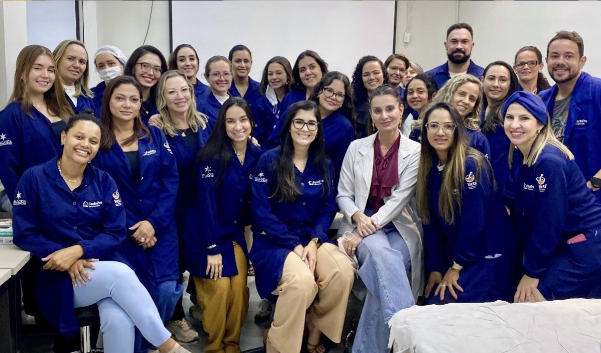 Turma presencial de alunos da Pós-Graduação em Estética Avançada reunida na unidade de Belo Horizonte