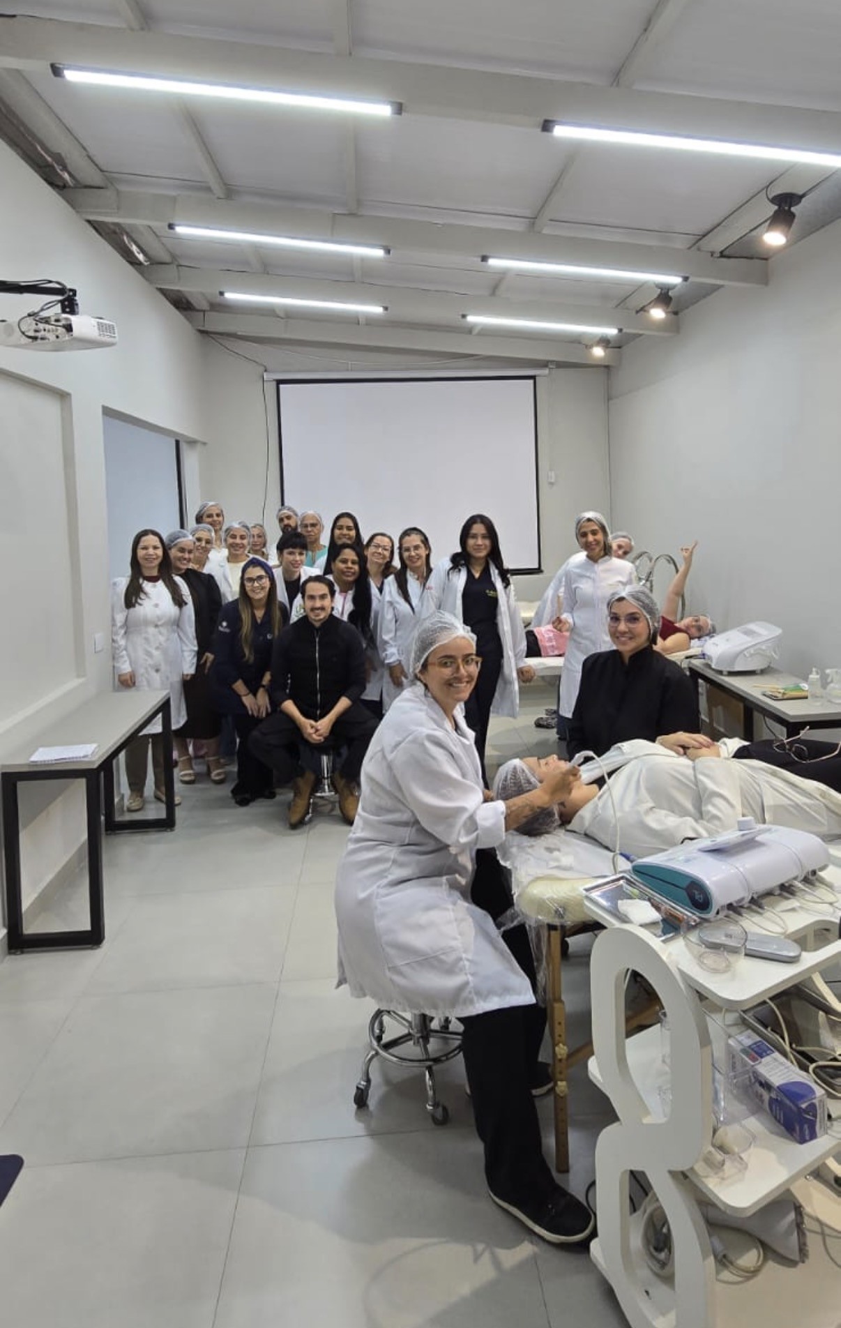 Clínica-escola da FacInPro equipada para aulas práticas com pacientes reais